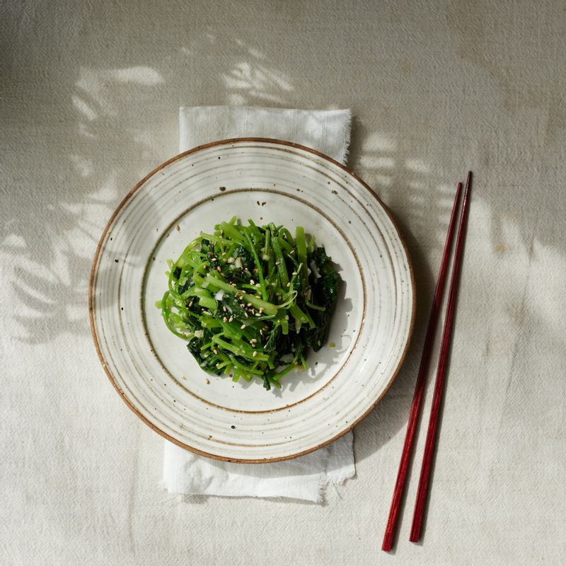 완성된 참나물 무침을 를 접시에 담아 맛있게 즐겨주세요. 
(tip. 부족한 간은 소금으로 해주세요)