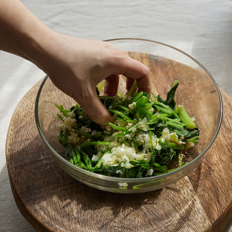 볼에 손질한 참나물과 다진 마늘, 대파를 넣고 양념 재료를 넣어 가볍게 버무려주세요.