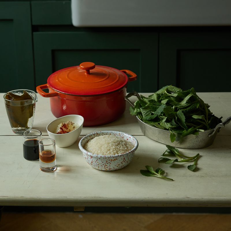 부지깽이 솥밥을 위한 재료 이미지로 쌀,부지깽이,들기름,다시마 육수(또는 물) 등으로 구성 되어있습니다.