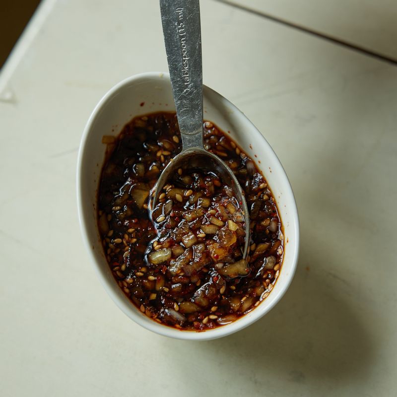 볼에 양념 간장 재료를 넣어 양념장을 만들어주세요.