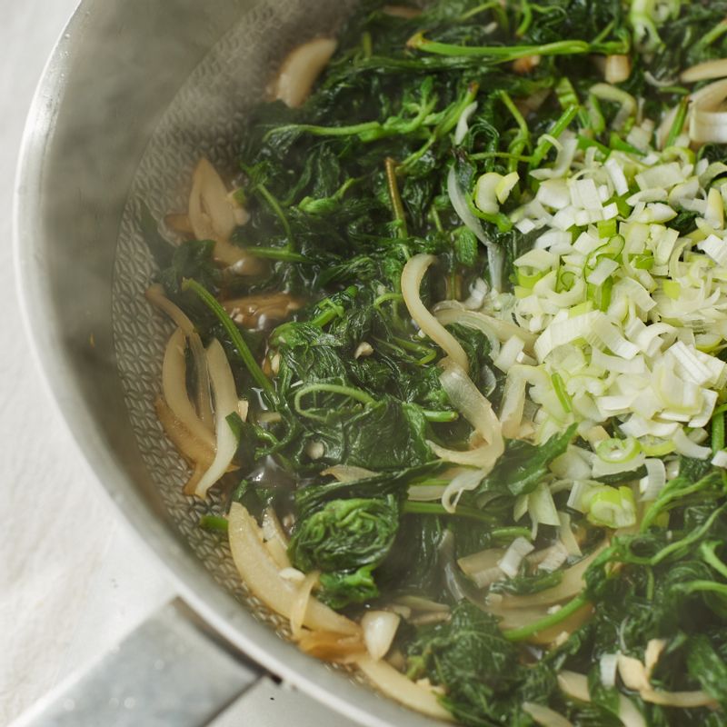 달군 팬에 식용유를 두르고 양파를 볶다가 데친 깻잎순과 멸치육수를 붓고 자박하게 끓이다가 대파를 넣고 1분간 졸여주세요.