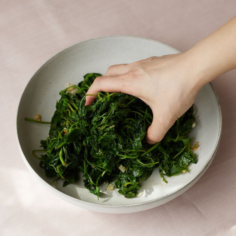 볼에 데친 깻잎순과 양념 재료를 넣고 조물조물 무쳐주세요.