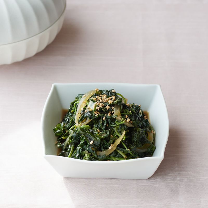 완성된 깻잎순 나물을 접시에 담고 통깨를 부숴 뿌려 맛있게 즐겨주세요.