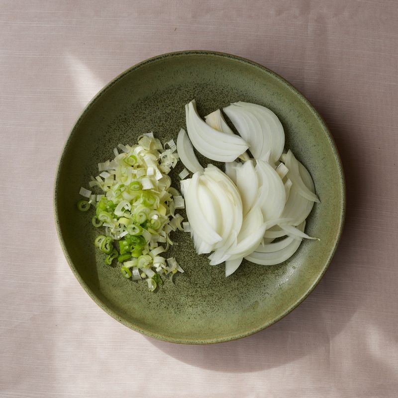 양파는 도톰하게 채썰고 대파는 다져주세요.