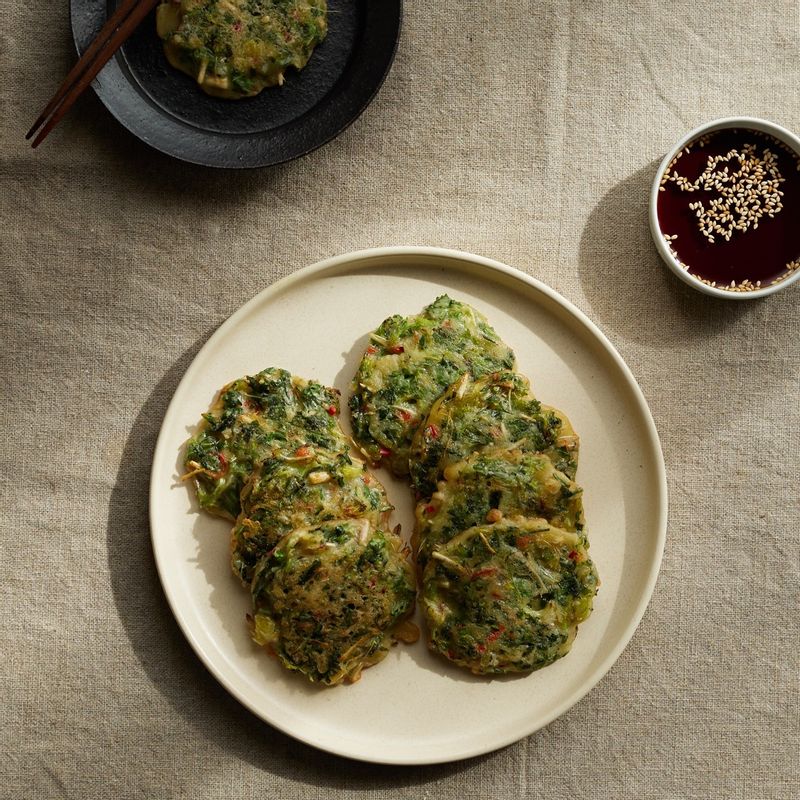완성된 냉이전을 접시에 담아 맛있게 즐겨주세요.