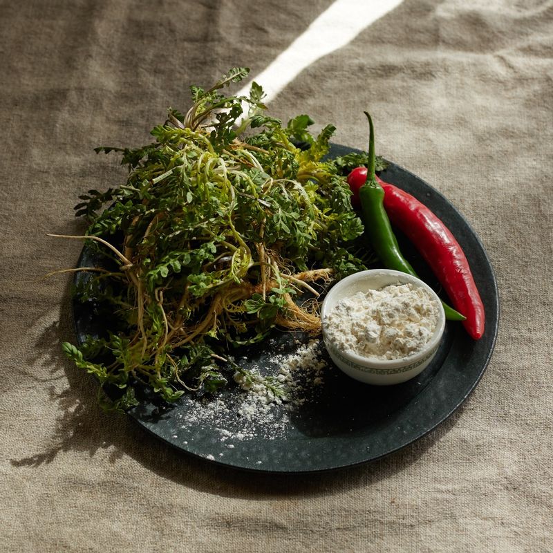 냉이전을 위한 재료 이미지로 냉이,청양고추,홍고추,식용유 등으로 구성 되어있습니다.