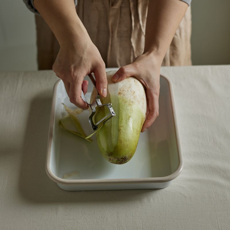 무는 껍질은 벗긴 후 슬라이서로 얇게 썰어주세요.