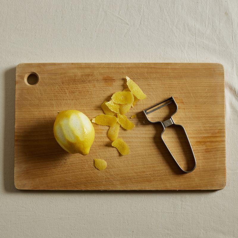 레몬 1개 분량의 즙과 레몬 제스트를 넣어주세요.
(tip. 레몬을 넣으면 상쾌한 향과 노란 빛을 더해준답니다. 없다면 생략 하셔도 괜찮아요)