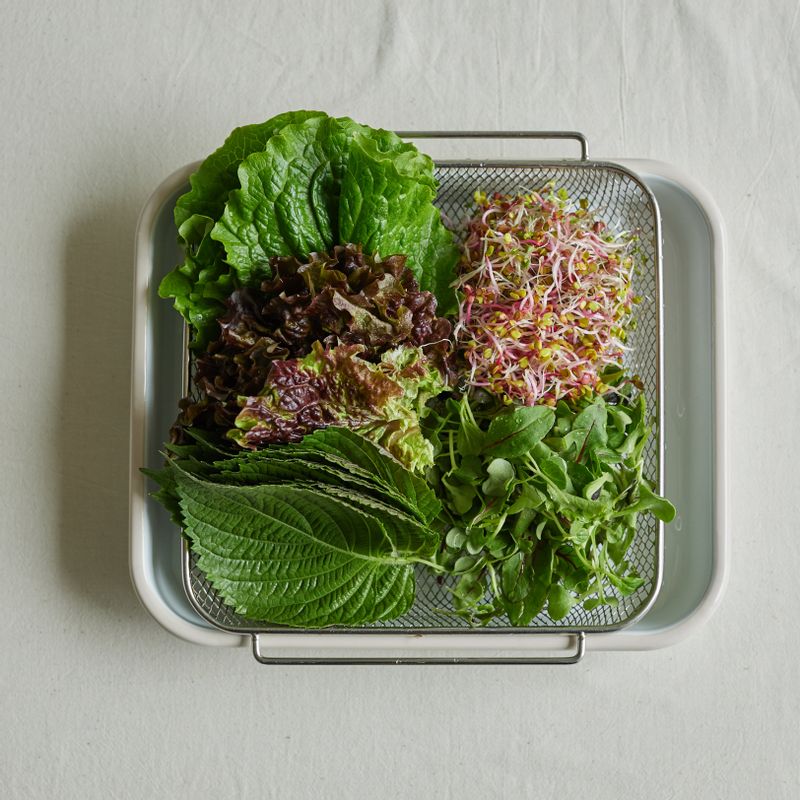 채소는 가볍게 씻어 채반에서 물기를 빼주세요.