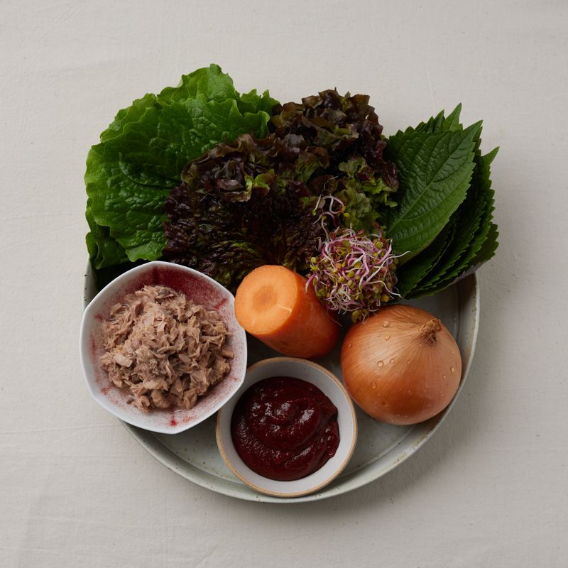 생채소 참치비빔밥을 위한 재료 이미지로 밥,참치캔(85g),상추,당근,깻잎 등으로 구성 되어있습니다.