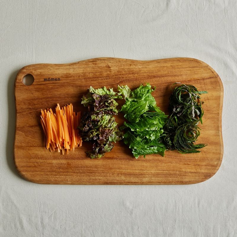 상추와 깻잎은 먹기 좋게 썰고 당근은 채썰어주세요. 양파는 얇게 채썰어 찬물에 담가 매운기를 빼주세요.