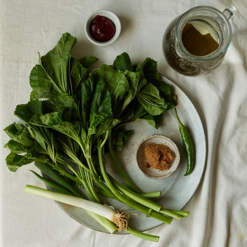 아욱 된장국을 위한 재료 이미지로 아욱,멸치 다시마 육수(초이스레시피 멸치육수 2포),대파,청양고추,된장 등으로 구성 되어있습니다.