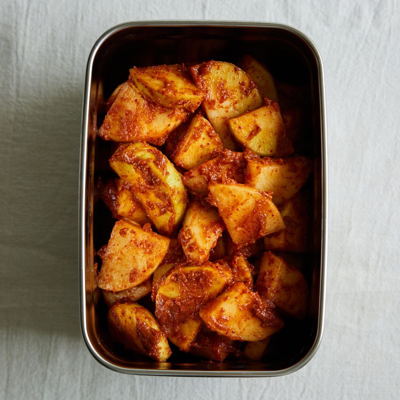 밀폐용기에 담아 실온에서 하루정도 숙성해 냉장고에서 4일 정도 보관했다가 드세요.