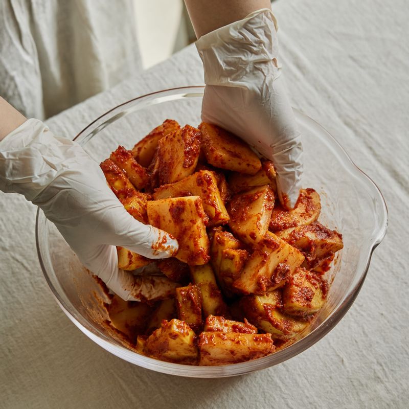 완성된 양념에 무를 넣고 버무려주세요.