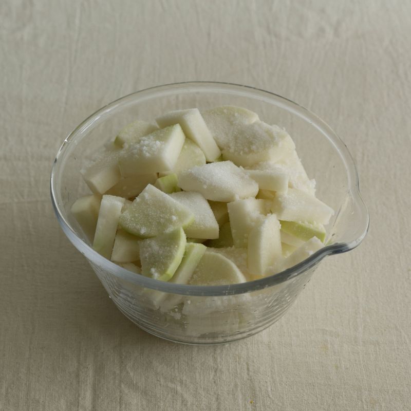 무에 소금과 뉴슈가를 넣고 버무려 1시간 정도 절인 후 위아래를 섞은 후 1시간 더 절여주세요. 절인 무는 채반에서 물기를 빼주세요.
(tip. 물기를 뺀 무에 고춧가루를 넣고 버무려 빨갛게 물을 들여주세요)
(tip. 뉴슈가가 없으면 설탕 2큰술로 대체할수 있어요)