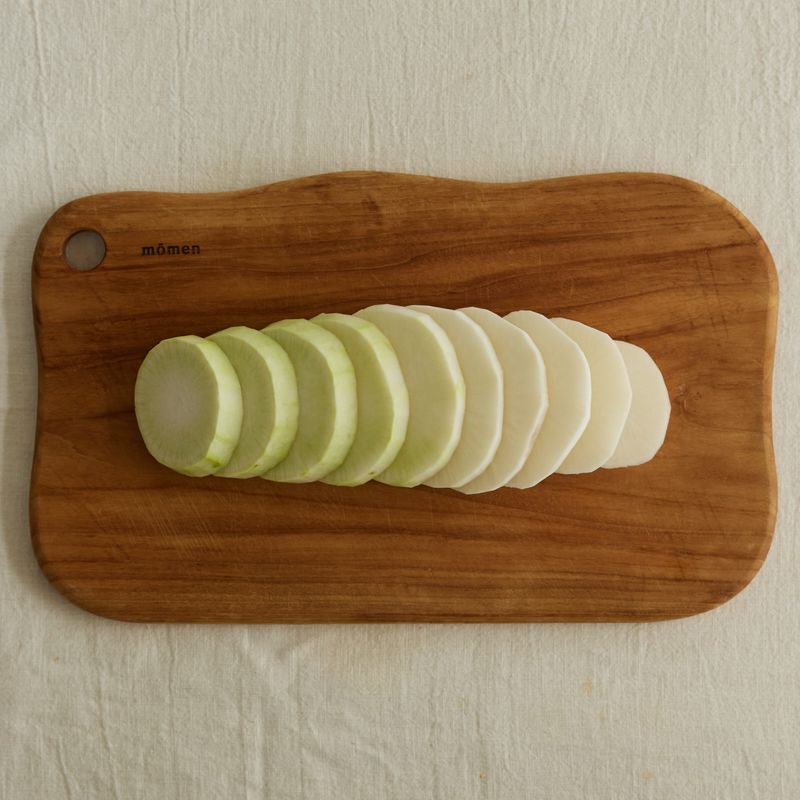 무는 깨끗이 씻은 후 지저분한 부분만 필러로 제거한 후 1~1.5cm 두께로 썰어 4등분 해주세요.