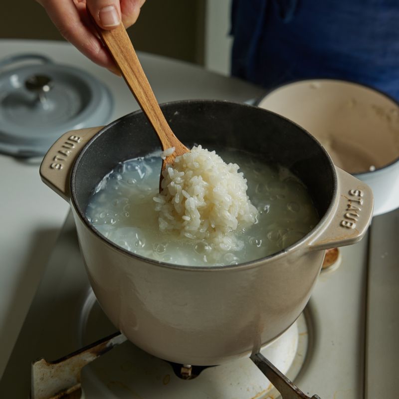 닭고기 삶은 물에 마늘과 대파는 건지고 밥을 넣고 끓여주세요.
