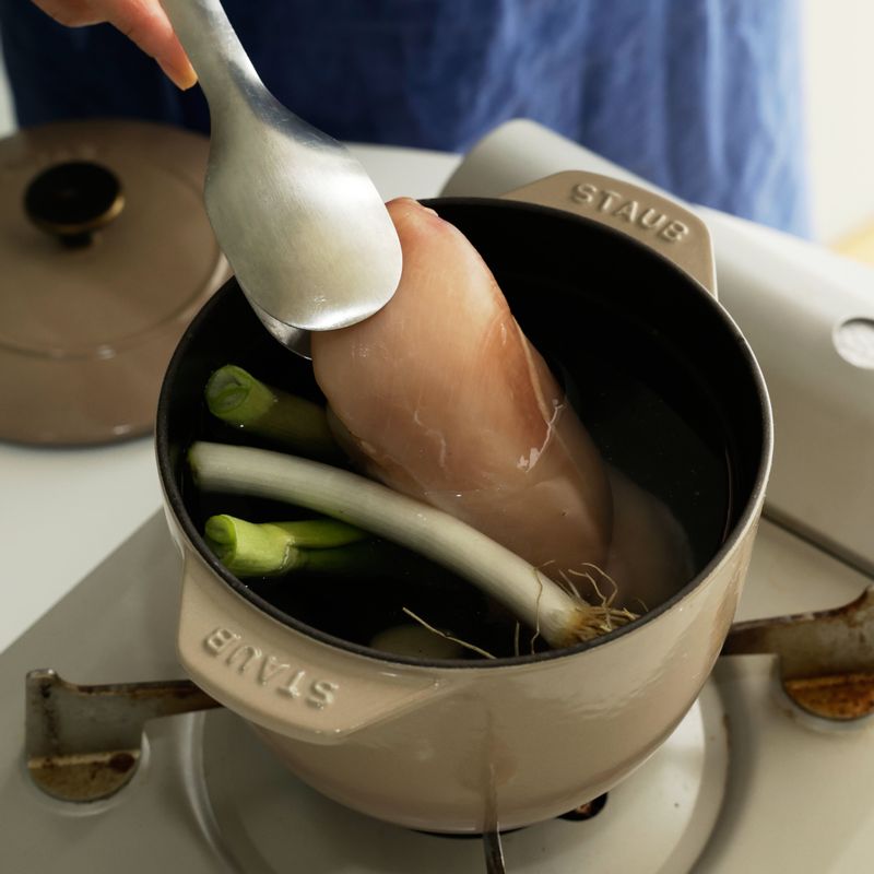 냄비에 물과 닭가슴살, 마늘, 대파를 넣고 15분간 삶아주세요.