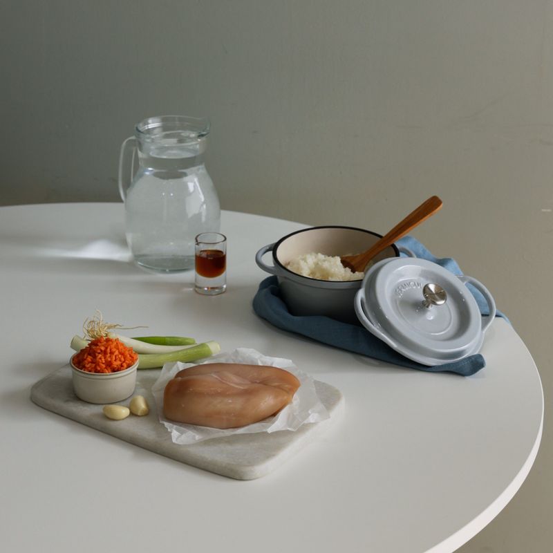 닭죽을 위한 재료 이미지로 찹쌀밥,닭가슴살,다진 당근,통마늘,물 등으로 구성 되어있습니다.