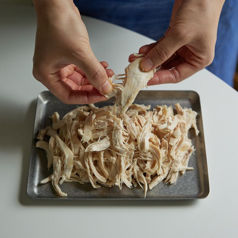 삶은 닭가슴살은 한 김 식힌 후 찢어주세요.