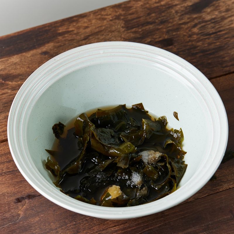 볼에 미역을 담은 후 양념 재료를 넣어 골고루 섞어주세요.