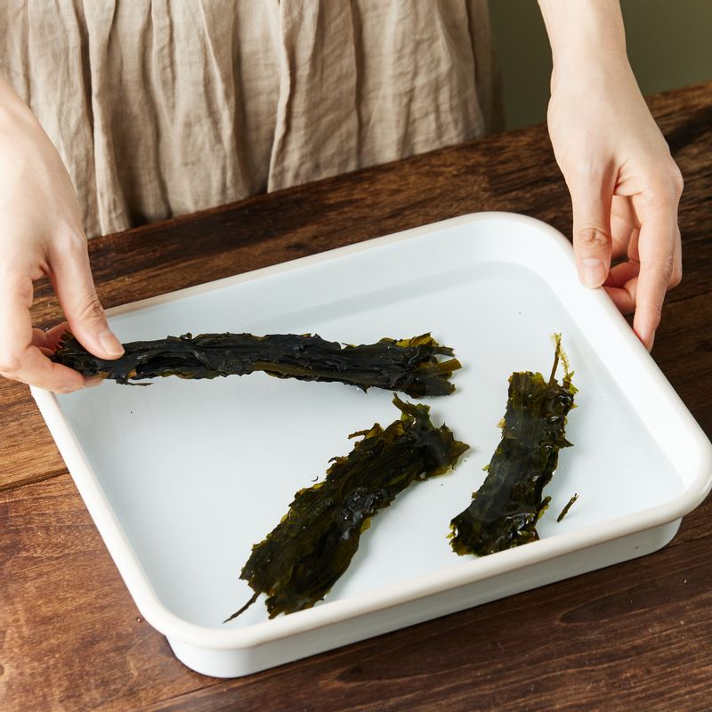 불린 미역은 물에 30초 정도 데친 후 체에 밭쳐 깨끗이 씻어주세요
(tip. 미역은 여러 번 헹궈야 비린내가 나지 않아요)