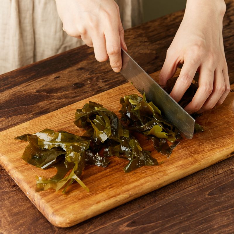 물기를 짠 후 먹기 좋은 크기로 잘라주세요.
