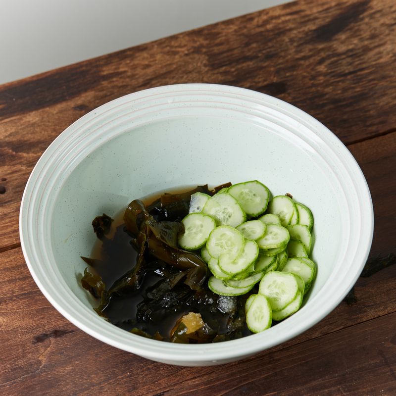 미역이 들어있는 볼에 오이와 물을 넣어 섞어주세요.