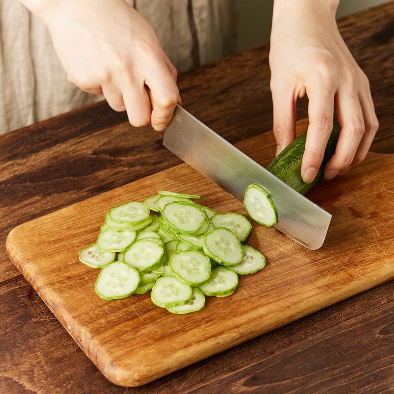 오이는 얇게 슬라이스로 잘라주세요.