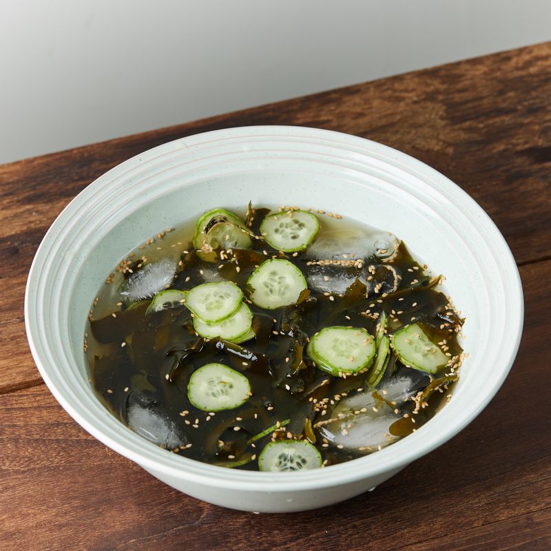 마지막에 얼음, 통깨를 뿌려 완성해주세요.