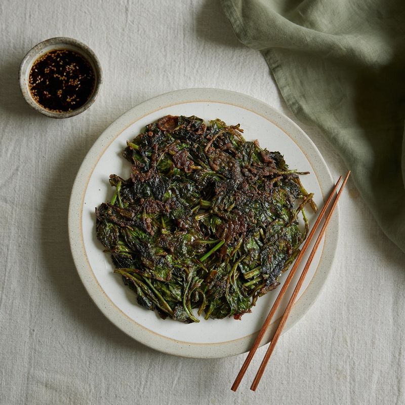 완성된 부지깽이 도토리부침개를 소스에 찍어 맛있게 즐겨주세요.
(tip. 기호에 따라 초고추장에 찍어 먹어도 맛있답니다)