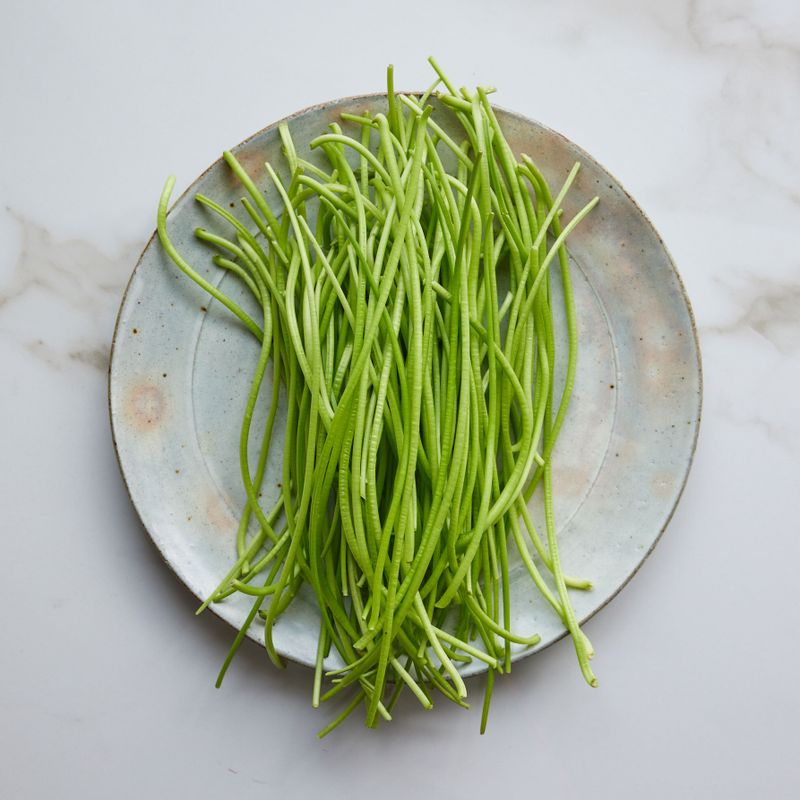 고구마순 멸치조림을 위한 재료 이미지로 고구마순,소금,국물용 멸치,양파,청양고추(생략 가능) 등으로 구성 되어있습니다.