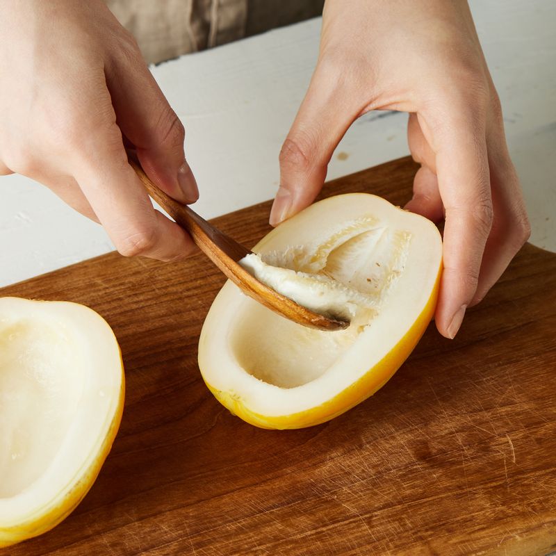 물기를 제거한 후 길게 반으로 잘라 숟가락으로 속을 파내주세요. 얇게 슬라이스해주세요