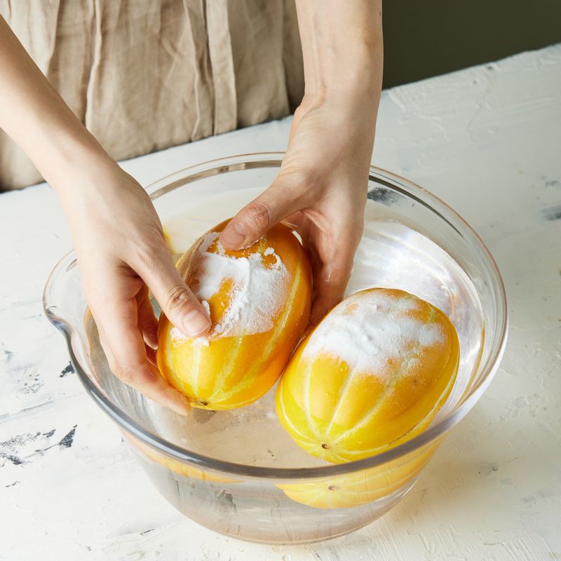 볼에 물과 베이킹소다를 넣어 참외를 깨끗이 닦은 후 흐르는 물에 헹궈주세요.