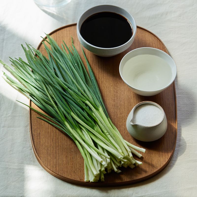 쪽파장아찌을 위한 재료 이미지로 쪽파 등으로 구성 되어있습니다.