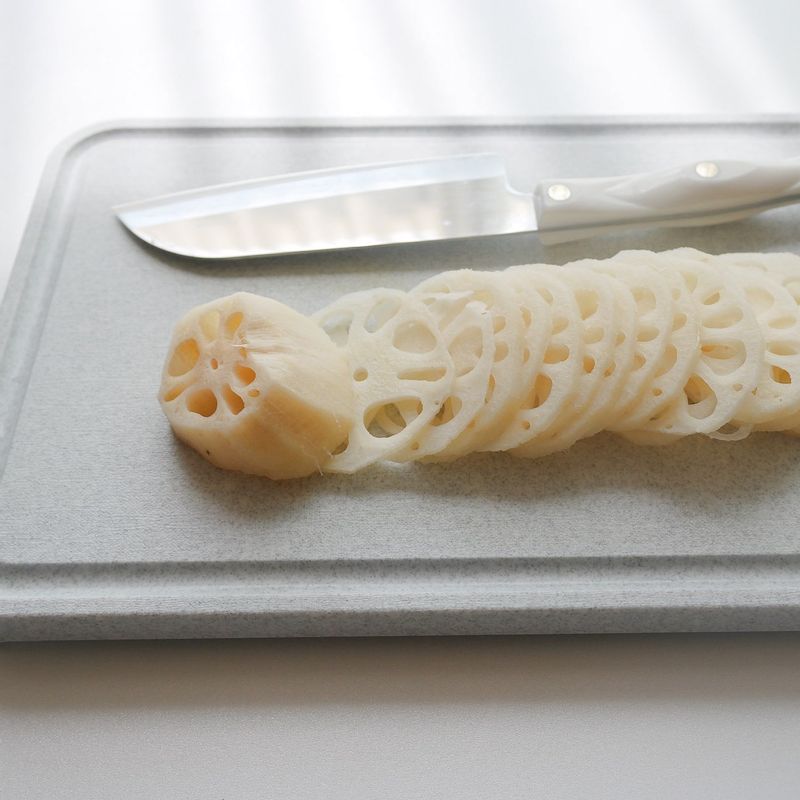 필러로 껍질을 벗긴 연근을 얇게 슬라이스해주세요.