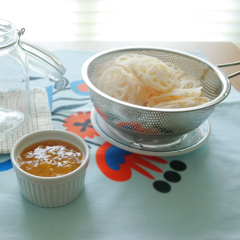 연근을 체에 밭쳐 물기를 빼준 후 유리병에 유자청과 연근을 켜켜이 쌓아 넣어주세요.