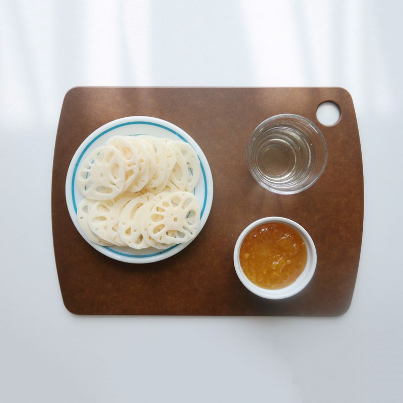 연근초절임을 위한 재료 이미지로 연근,유자청,식초 등으로 구성 되어있습니다.