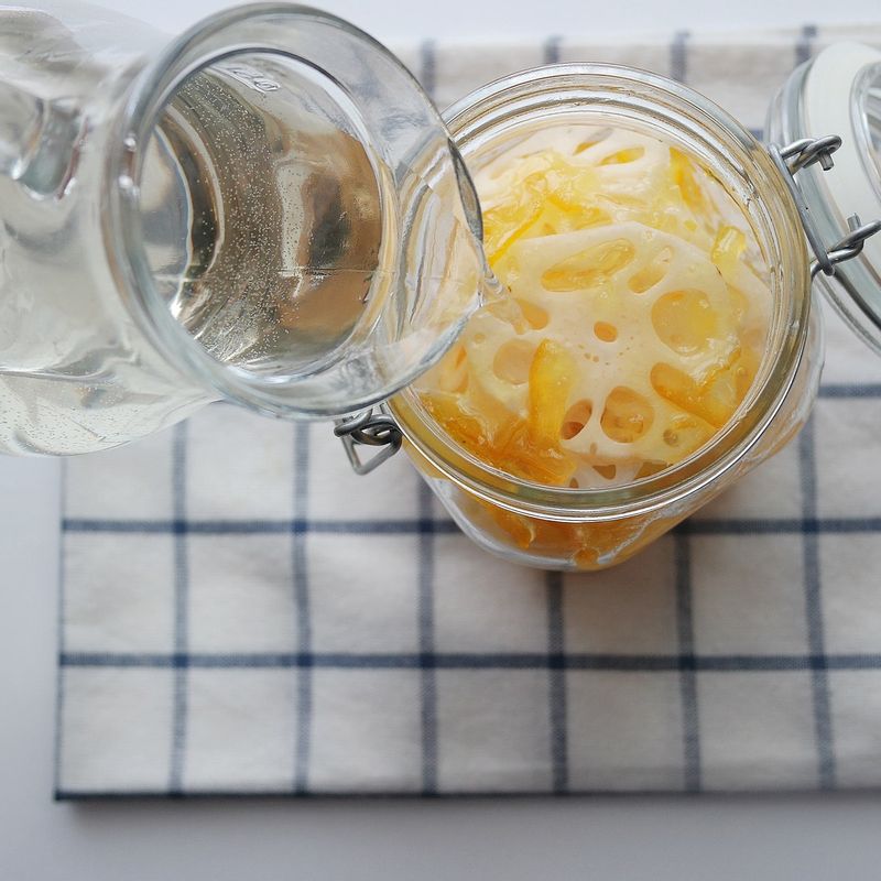 유리병에 촛물 재료를 섞어 붓고 뚜껑을 닫아 1~2일간 숙성시켜주세요.