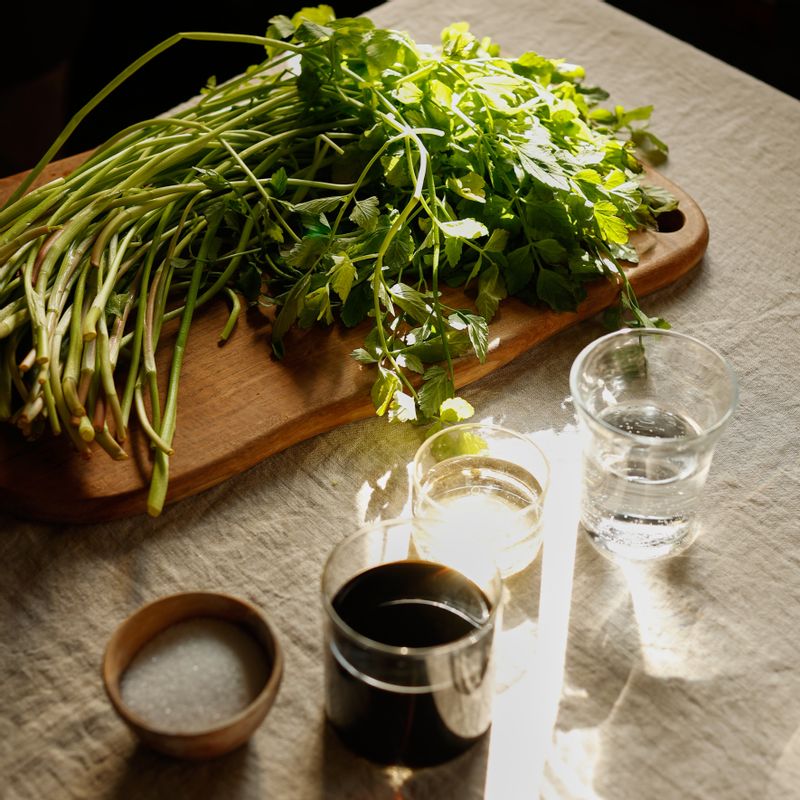 미나리 장아찌을 위한 재료 이미지로 미나리 등으로 구성 되어있습니다.