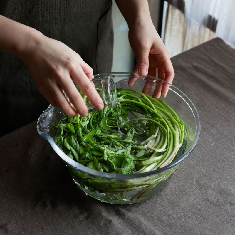 미나리는 흐르는 물에 여러 번 헹구어 씻어주세요. 미나리가 잠길 정도의 찬물에 식초를 넣고 10분 정도 미나리를 담갔다가 한 번 더 찬물에 헹궈주세요. 채반에 밭쳐 물기를 빼주세요. 줄기 끝부분은 썰어내고 잎 부분을 따로 떼어내주세요. 미나리를 먹기 좋은 크기로 썰어주세요
(tip. 미나리 잎 부분은 다른 요리에 활용해 주세요)