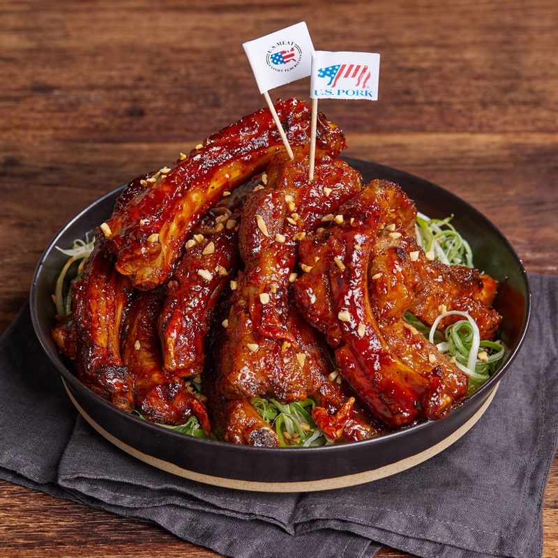 접시에 파채를 깔고 돼지 등갈비강정을 담아주세요. 땅콩가루를 뿌려 맛있게 즐겨주세요.