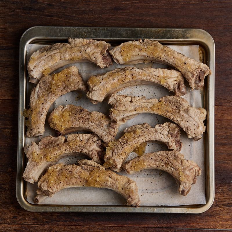 삶아낸 등갈비에 밑간 양념 재료를 버무려 밑간을 해주세요.