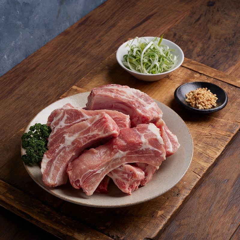 등갈비강정을 위한 재료 이미지로 돼지 등갈비,파채,물,청주,통후추 등으로 구성 되어있습니다.