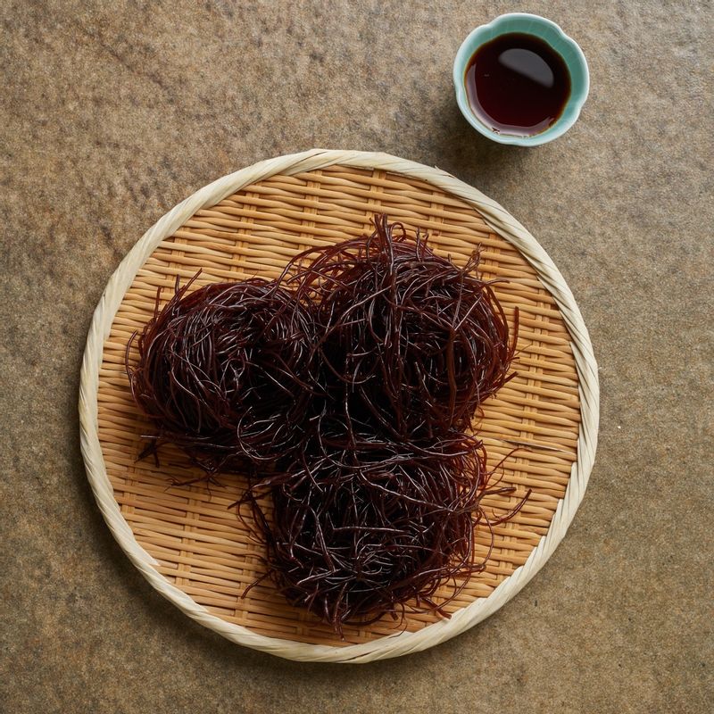 꼬시래기 물냉면을 위한 재료 이미지로 꼬시래기,시판용 냉면육수,오이,삶은 달걀,쌈무 등으로 구성 되어있습니다.