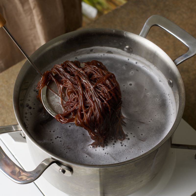 끓는 물에 소금, 식초, 꼬시래기를 넣어 30초 정도 데쳐주세요.
(tip. 소금과 식초를 넣어 데치면 비린맛이 제거돼요)