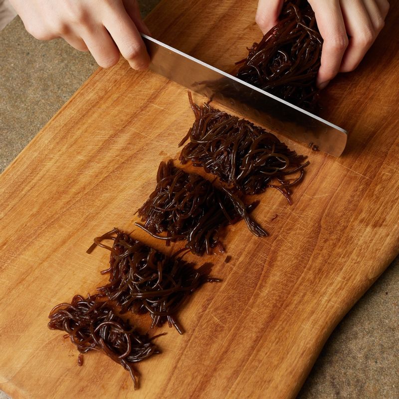 꼬시래기를 먹기 좋은 크기로 잘라주세요. 깻잎과 양파, 오이는 채를 썰어주세요.