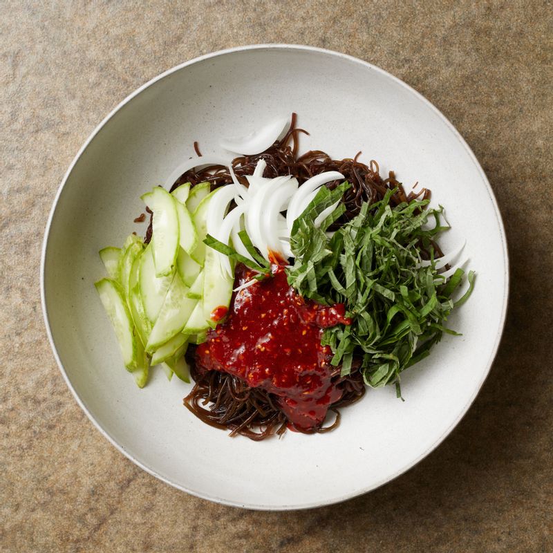 볼에 꼬시래기, 야채, 양념장을 넣어 버무려주세요. 통깨를 뿌려 완성해주세요.