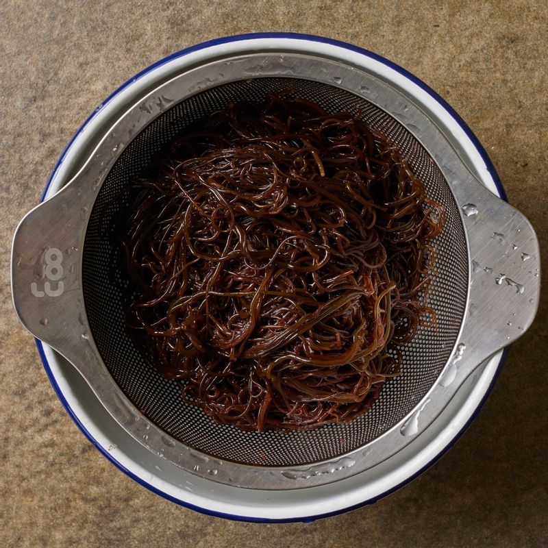 체에 받쳐 찬물에 충분히 헹궈 물기를 빼주세요.