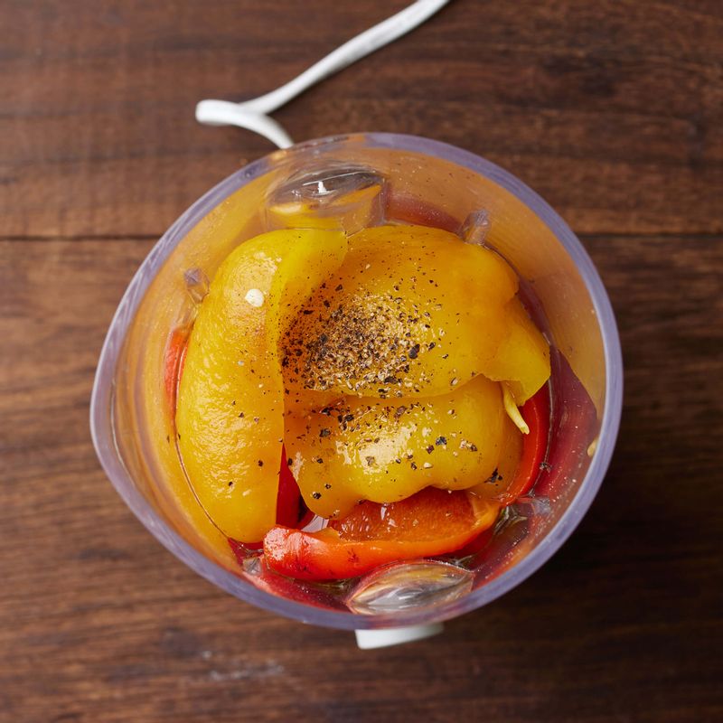 믹서에 파프리카와 나머지 소스 재료를 넣어 곱게 갈아 로메스코 소스를 만들어주세요.